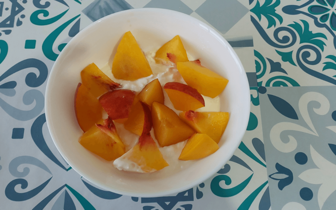 Cottage cheese quark mix with peaches.